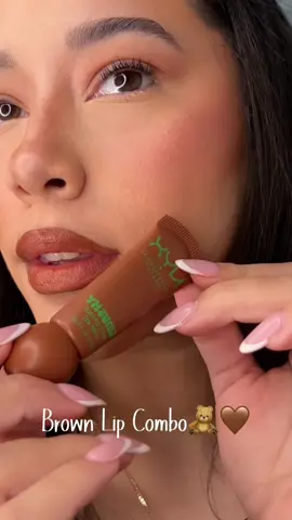 El lip combo perfecto para fall season🍂🤎  + Tosty Makeup perfección pura y más con este mate lip balm con una textura tipo velvet tienen que sí o sí probarlo😍 🍂 Productos que use:  • Lip Dazzler @SHEGLAM  lo amoooo  • Smushy Matte lip Balm ( 06 Soft Smile ) @NYX Professional Makeup @nyxcosmetics de ( Smell Like Salted Caramel )  #lipcombotutorial #mattelipsticks #sheglammakeup #nyxprofessionalmakeup  #creatorsearchinsights 