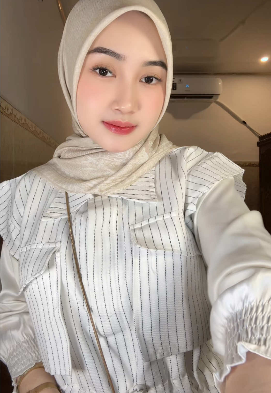 ngerasa cantikkk kalo outfitnya putih putihh🤍🤍🤍 #outfitideas #vest #blouse 