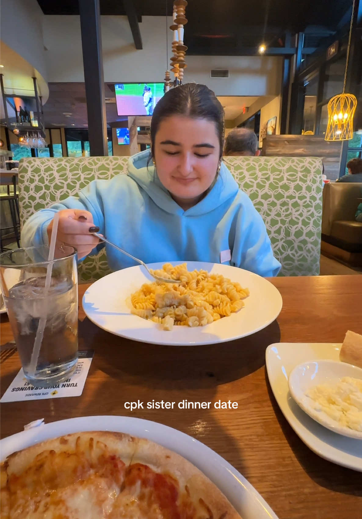 come with us on a sister date to @California Pizza Kitchen 🤗 BEST MAC AND CHEESE EVER. @emily #cpk #californiapizzakichen #girldinner #sisters #Vlog 