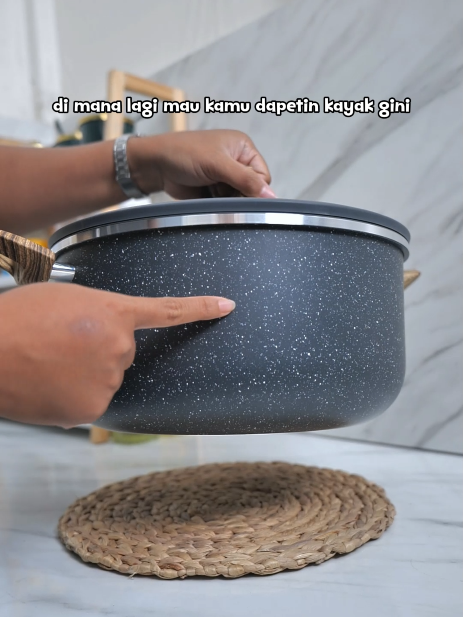 liat nih bun panci segede ini udah bisa diangkat gini 😎 #freemir #panci #pancigranit #pancijumbo