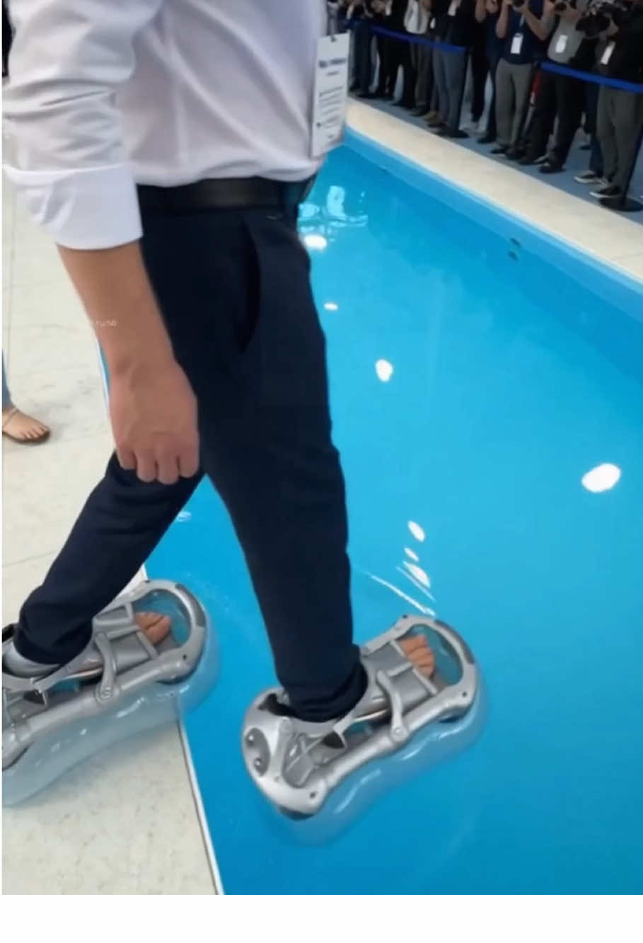 Zapatos que pueden caminar sobre el agua#knowledge #shoe #funny #satisfying 