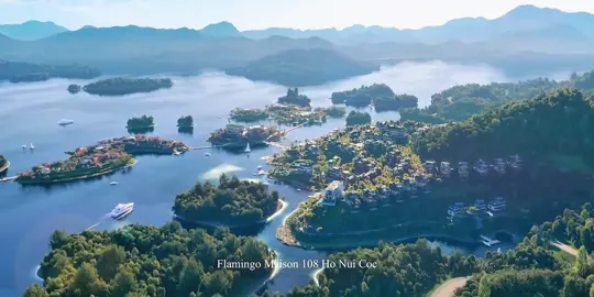 💎 Với chỉ 108 dinh thự biệt lập “Bức Hoạ Nguyên Sinh Không Thể Tái Lập” ✨HỒ - RỪNG - NÚI - ĐẢO✨   👉🏻Flamingo Maison mang vẻ đẹp như một viên ngọc giữa hồ Núi Cốc. Mỗi căn đều có view panorama không giới hạn, mô phỏng ruộng bậc thang độc đáo – vừa gần gũi thiên nhiên, vừa khẳng định đẳng cấp thượng lưu. 🌿 Và ấn tượng hơn nữa là những đặc quyền dành riêng cho chủ nhân Maison: • Quản gia riêng chăm sóc & báo cáo định kỳ • 20 bến đỗ du thuyền riêng cho 20 cư dân đầu tiên • Dịch vụ Lifestyle Management trong 24 tháng • Thẻ All In Passport Diamond – biểu tượng của đặc quyền thượng lưu #FlamingoMaison #Flamingo #MinhEco #HoNuiCoc #WellnessLiving  