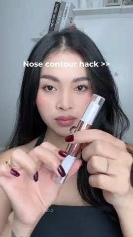 /Satu kuas bisa buat highlight + shading! Ubah wajah bulat, jadi tirus dalam hitungan detik. Buruan dapetin di LIVE!     网红展示-20251016-SC030-陈颖莹-05