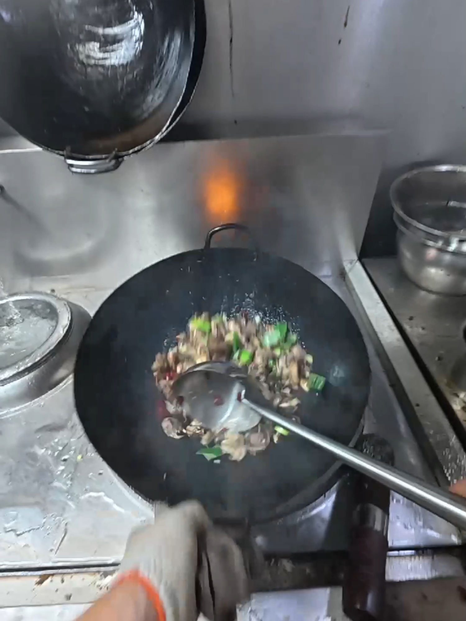 Anh em làm bếp đâu điểm danh nào, anh em đã làm dâu trăm họ bao nhiêu năm rồi #languoiluonyeuem #mukbang #music #xuhuong #xuhuongtiktok #sontungmtp #xuhướng