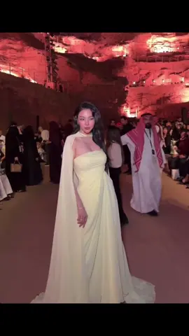 Quando ela entra, o mundo desacelera. A elegância de Faye Peraya fala por si, a presença domina, e a beleza… simplesmente acontece.   #F#FayeXRFW2025R#RFW2025#R#RiyadhFashionWeekFayeperaya #faye_malisorn 