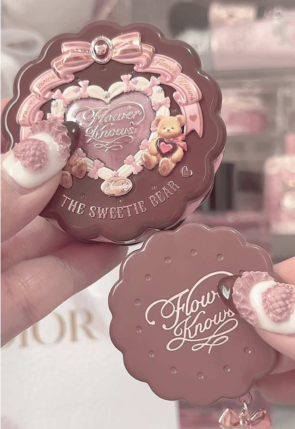 ℬℯ𝓇𝓇𝓎 𝒫𝒶𝓇𝒻𝒶𝒾𝓉 ⋅˚₊‧ ୨🍓୧ ‧₊˚ ⋅ My fave shade from @Flower Knows Makeup Silk Satin Blush ~ Sweetie Bear ฅ՞•ﻌ•՞ฅ @フラワノーズ（FlowerKnows）🧸ྀི #flowerknows #flowerknowsgirl #douyin抖音 #coquetteaesthetic #fypシ゚ 