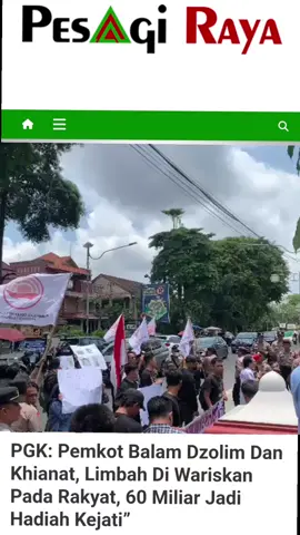 PGK: Pemkot Balam Dzolim dan Khianat, Limbah di Wariskan Pada Rakyat, 60 Miliar Jadi Hadiah Kejati” PESAGIRAYA, BANDAR LAMPUNG – Siang yang terik menyengat di halaman Kantor Walikota Bandar Lampung, Rabu (15/10/25) Namun panas itu kalah oleh bara kemarahan Mahasiswa yang tergabung dalam Perkumpulan Gerakan Kebangsaan (PGK) Bandar Lampung. Dengan spanduk dan toa di tangan, mereka menyerukan satu hal yang menggema keras, “Hentikan realisasi dana hibah Rp60 miliar untuk Kejati Lampung!” Bagi mereka, langkah Pemkot ini bukan sekadar kebijakan yang keliru tapi bentuk nyata dari pengkhianatan terhadap kepentingan rakyat. “Pemkot dzolim dan khianat!” teriak Berly Reastama selaku Ketua PGK Bandar Lampung, di hadapan massa. “Rakyat dicekik bau busuk TPA Bakung, air sungai yang tercemar sudah hitam beracun, tapi pemerintah justru menggelontorkan 60 miliar untuk lembaga vertikal yang sudah punya anggaran sendiri!” TPA Bakung, yang seharusnya menjadi tempat pengelolaan sampah kini menjelma menjadi sumber ancaman bagi lingkungan. Menurut PGK, limbah cair dari tumpukan sampah di lokasi itu telah merembes ke sungai, mencemari aliran air yang bermuara ke laut. “Sungai itu mengalir ke laut ke tempat nelayan kita mencari ikan. Dan ikan-ikan itu ditangkap, dibawa ke pasar, lalu dikonsumsi warga , artinya racun itu kini masuk ke tubuh kita semua. Ini bom waktu bagi kesehatan masyarakat Bandar Lampung.” Tegas Berly Ironisnya, diketahui tahun 2024 Pemkot Bandar Lampung telah menangani persoalan TPA Bakung melalui pembangunan dinding penahan sampah senilai Rp5 miliar. Namun, fakta di lapangan berkata lain. Dinding yang disebut sebagai akan menjadi solusi itu kini retak dan miring, bahkan sebagian strukturnya tampak tidak simetris. “Kalau proyek 5 miliar saja hasilnya seperti itu, rakyat berhak curiga!” tegas Berly. “Dinding yang rusak itu simbol dari rusaknya niat Pemkot proyek asal jadi, asal serah, tapi anggarannya fantastis!” PGK menduga, proyek ini tidak hanya gagal secara teknis, tapi juga berpotensi sarat dengan praktik korupsi.Mereka menuntut agar Kepala Dinas PU Kota Bandar Lampung dan pihak rekanan proyek segera diperiksa secara transparan. PGK menyoroti kontras mencolok antara dua angka yang menggambarkan wajah prioritas Pemkot Bandar Lampung hari ini. Rp5 miliar untuk proyek rakyat yang rapuh, dan Rp60 miliar untuk lembaga vertikal yang kaya anggaran. “Bandingkan Saja, Untuk rakyat, lima miliar pun hasilnya dinding retak dan miring. Tapi untuk Kejati, 60 miliar dikucurkan tanpa debat, tanpa urgensi, dan tanpa malu!”Ucap Berly dengan nada getir. Menurutnya, langkah itu bukan hanya mencerminkan ketimpangan kebijakan, tapi juga potensi konflik kepentingan yang berbahaya. hibah besar untuk lembaga penegak hukum bisa menjadi “perisai politik” agar Pemkot lepas dari kritik maupun penyelidikan. Bagi PGK, persoalan ini telah melewati batas soal anggaran semata. Ini sudah menjadi soal moral dan keadilan lingkungan. Mereka berjanji akan terus mengawal kasus ini hingga tuntas, karena di balik uang rakyat itu, ada hak hidup warga yang terancam. “Pemkot jangan pura-pura buta. Air sungai yang tercemar itu kini mengalir ke dapur rakyat. Dan ikan beracun yang kalian biarkan dijual di pasar, itulah yang dimakan anak-anak kita,” ujar Berly menutup orasi. “Kalau kalian masih diam, berarti kalian ikut menebar racun. Bukan hanya di sungai, tapi di hati nurani kalian sendiri.” Sorak “Hidup Rakyat!” kembali menggema, membelah panas siang itu. Di antara bau sampah dari arah TPA Bakung dan suara air yang hitam di sungai, suara rakyat terus hidup menagih akal sehat dan keberpihakan dari pemimpinnya. (Red)