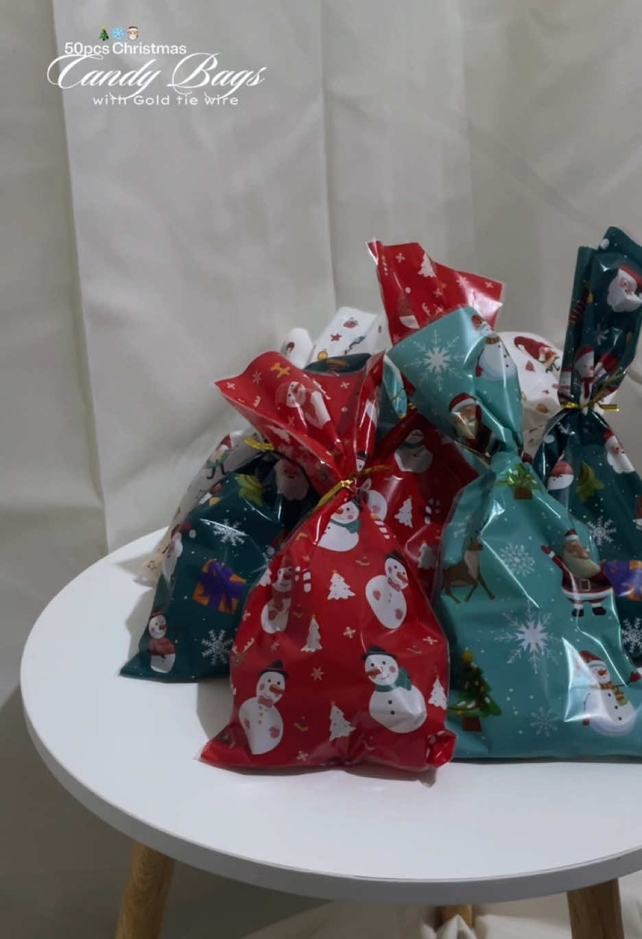 — 50pcs Christmas Candy Bags with Gold tie wire 🎄☃️🍭 #lootbags #candybags #christmaslootbags #christmas #fyp 