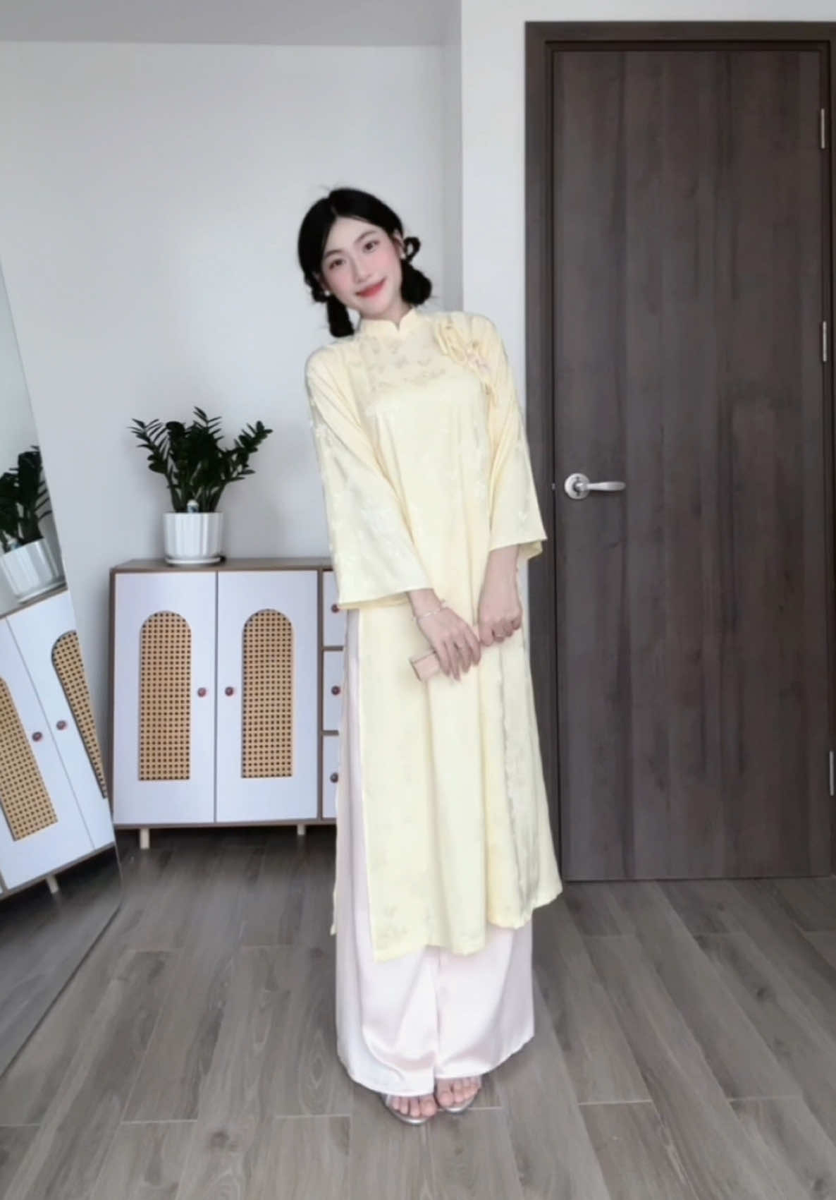 P12: Áo dài tết đê cùng Thảo Lendo🎀. Áo dài vàng chanh xinh iu nhà @29feb.closet năm nay vàng chanh lên ngôi, áo dài cũng trend theo lun xinh dã man #fyp #aodaitet #viral #29febcloset #xuhuong 