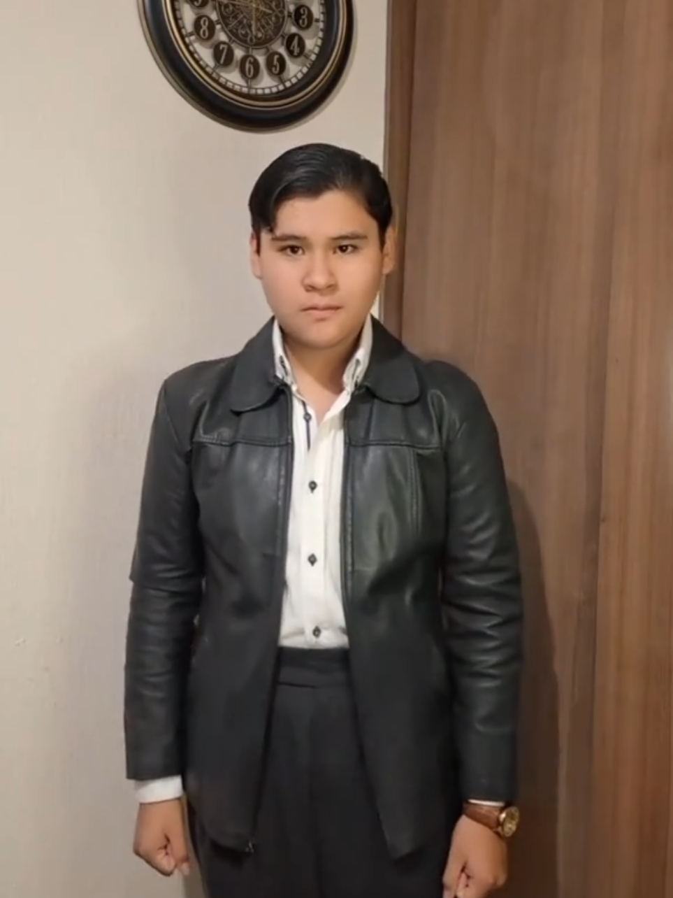 IG: guillermoherreramtz Oufit para ir a una galería de arte, en este oufit llevamos como prenda protagonista una chamarra de piel color negra. #style #styl #outfit #moda #modamasculina 