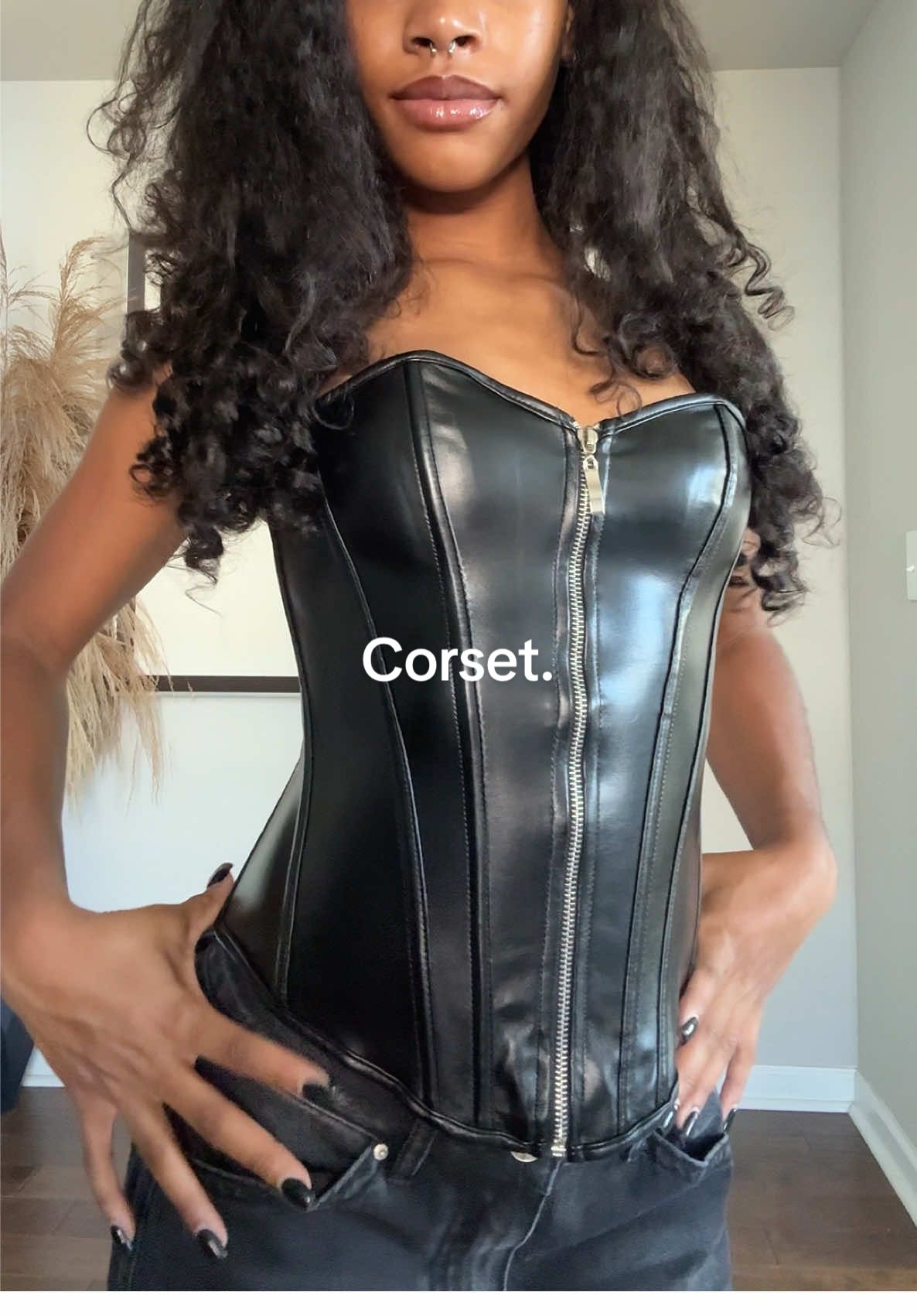 This is so cute! I’m wearing the smallest size 🖤 #corset #corsettop #spotlightfinds 