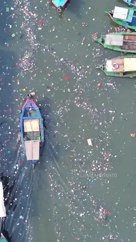 Jum'at 17 Oktober 2025  Sampah di aliran sungai kali Cakung drain, Cilincing, jakarta Utara, pada Jum'at pagi  #jakartakeras #jakarta #fypシ゚ #fypage #indonesia🇮🇩 