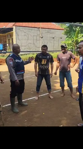 SIGAP EMPATI TERTIB INTEGRITAS AMANAH BHABINKAMBTIBMAS HADIR  Bersama Tokoh Pemuda Dukuh Wonorejo Desa Pododadi Kecamatan Karanganyar Kabupaten Pekalongan melaksanakan giat kerja bakti memperbaiki SARANA OLAHRAGA LAPANGAN BOLA VOLY WONDER. POLRI UNTUK MASYARAKAT  #polripresisi  #polrespekalongansetia  #bhabinkamtibmaspoldajateng  #polriuntukmasyarakat 