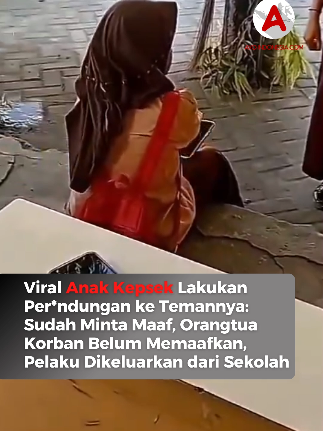 Kasus per*ndungan kembali mencuat di Polewali Mandar, Sulawesi Barat. Kali ini, peristiwa itu terjadi di sebuah sekolah menengah kejuruan (SMK) di Kecamatan Balanipa dan melibatkan anak kepala sekolah sendiri. Dalam video yang beredar luas di media sosial, tampak dua siswi men*ndas teman sekelasnya. Salah satu pelaku diketahui bernama Rani, putri kepala sekolah SMK Balanipa. Ia terekam mem*kul kepala dan men*ndang pundak korban, Alfiya Nizhiraf Amir, sambil melontarkan kata-kata kasar. Rekaman juga memperlihatkan pelaku lain, Suci, lebih dulu menjed*tkan kepala korban. Beberapa siswa mencoba melerai, tetapi Rani justru kembali menyerang korban hingga ke dalam ruang kelas. Aksi perundungan itu disebut dipicu persoalan sepele yaitu pembagian tugas menyapu kelas. Korban yang telah menyelesaikan bagiannya diminta memungut sampah oleh pelaku hingga terjadi adu mulut yang berujung keker*san. Berdasarkan hasil penyelidikan sementara, kejadian berlangsung pada Jumat pagi sekitar pukul 07.00 Wita. Kasus ini baru ramai dua hari kemudian setelah video kejadian tersebar, karena korban sebelumnya tidak melapor kepada orang tuanya. Kepala sekolah SMK Balanipa, Rasjuddin, yang juga ayah pelaku, menyatakan penyesalan dan rasa malu mendalam atas perbuatan anaknya. Ia mengaku baru mengetahui insiden tersebut setelah video beredar dan langsung menjatuhkan sanksi tegas dengan mengeluarkan Rani dari sekolah. Sementara itu, Amir, ayah korban, mengatakan pihak keluarga pelaku telah datang untuk meminta maaf. Namun hingga berita ini diturunkan, keluarga korban belum memutuskan apakah akan menerima permintaan maaf tersebut. Follow terus @ayoindonesiacom #SMKBalanipa #kepsekSMKBalanipa #anakkepsekSMKBalanipa #SulawesiBarat #PolewaliMandar