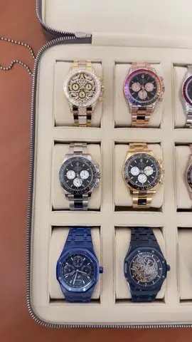 🔱 ROLEX – DAYTONA COLLECTION 	•	Daytona 116598TBR “Eye of The Tiger” – Vàng khối 18K, mặt số hổ vằn kim cương, biểu tượng của sức mạnh và đẳng cấp. 	•	Daytona 116598RBOW – Vàng hồng, vành sapphire cầu vồng độc đáo, tôn vinh vẻ rực rỡ xa hoa. 	•	Daytona 116520 Custom Sapphire Black Dial – Thép không gỉ, viền đá sapphire tinh tế, phong cách thể thao – lịch lãm. 	•	Daytona 126529LN-0001 “100th Anniversary 24H Le Mans” – Vàng trắng 18ct, mặt đen, phiên bản kỷ niệm 100 năm huyền thoại. 	•	Daytona 126528LN “Le Mans Yellow Gold” – Vàng khối, vành ceramic đen, thiết kế thể thao đậm chất tốc độ. 	•	Daytona 126525LN “Le Mans Rose Gold 2025” – Vàng hồng sang trọng, mặt số đen quyền lực – biểu tượng của thời đại mới. 	•	Daytona 116588SACO “Orange Sapphire” – Vàng khối, viền sapphire cam, mặt đen rực lửa, đỉnh cao nghệ thuật chế tác. 	•	Daytona 116506 Platinum Diamond Dial – Bạch kim nguyên khối, mặt số nạm kim cương baguette, quý hiếm bậc nhất. ⸻ ⚜️ AUDEMARS PIGUET – ROYAL OAK COLLECTION 	•	Royal Oak Perpetual Calendar 26579CS.OO.1225CS.01 – Ceramic trắng 41mm, lịch vạn niên siêu tinh xảo. 	•	Royal Oak Double Balance Wheel Openworked 41mm – Mặt lộ máy, cơ chế cân bằng kép độc quyền, biểu tượng kỹ thuật đỉnh cao. 	•	Royal Oak 15467OR.OO.1256OR.01 – Vàng hồng 37mm, thiết kế mỏng sang trọng, tinh tế đến từng chi tiết. 	•	Royal Oak Frosted Pink Gold Double Balance Wheel – Vàng hồng khảm băng, lộ cơ hai bánh cân bằng – độc đáo và quý hiếm. 	•	Royal Oak Selfwinding Chronograph Purple Dial – Mặt tím “Grande Tapisserie”, biểu tượng cá tính hiện đại. 	•	Royal Oak Perpetual Calendar 26579CB.OO.1225CB.01 – Ceramic xanh biển, kiệt tác lịch vạn niên đẳng cấp. 	•	Royal Oak Black Ceramic 26579CE – Ceramic đen tuyền, mạnh mẽ, sang trọng tuyệt đối. 	•	Royal Oak Perpetual Calendar Openworked “Cactus Jack” 26585CM.OO.D301VE.01 – Phiên bản hợp tác giới hạn, đỉnh cao sưu tầm.