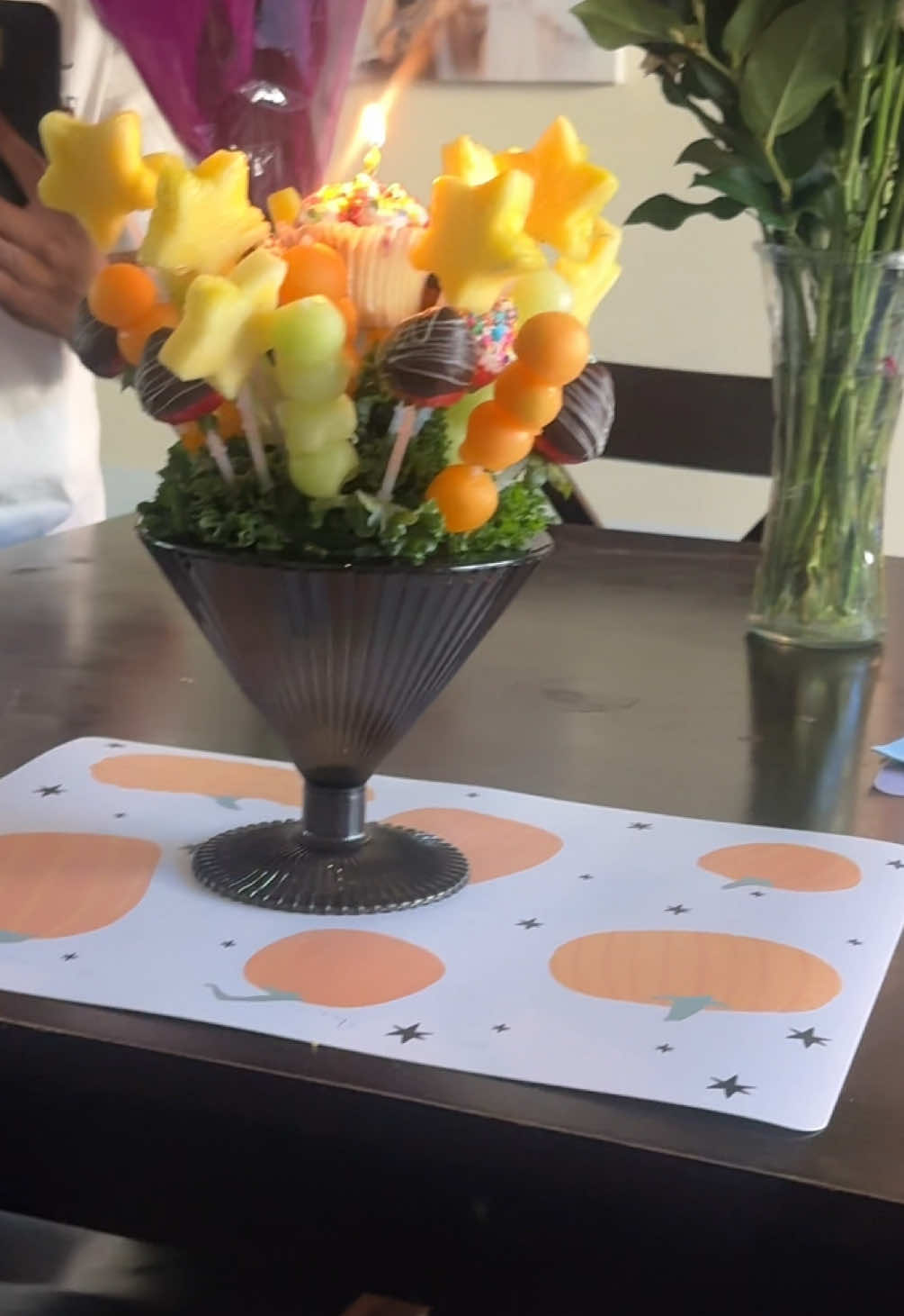 An edible arrangement in replacement of a cake bc of how serious I’m taking the gym, to be loved is to be seen. Thank you god for another year 💗 #birthdaygirl #libraseason #MomsofTikTok #birthdaysurprise 