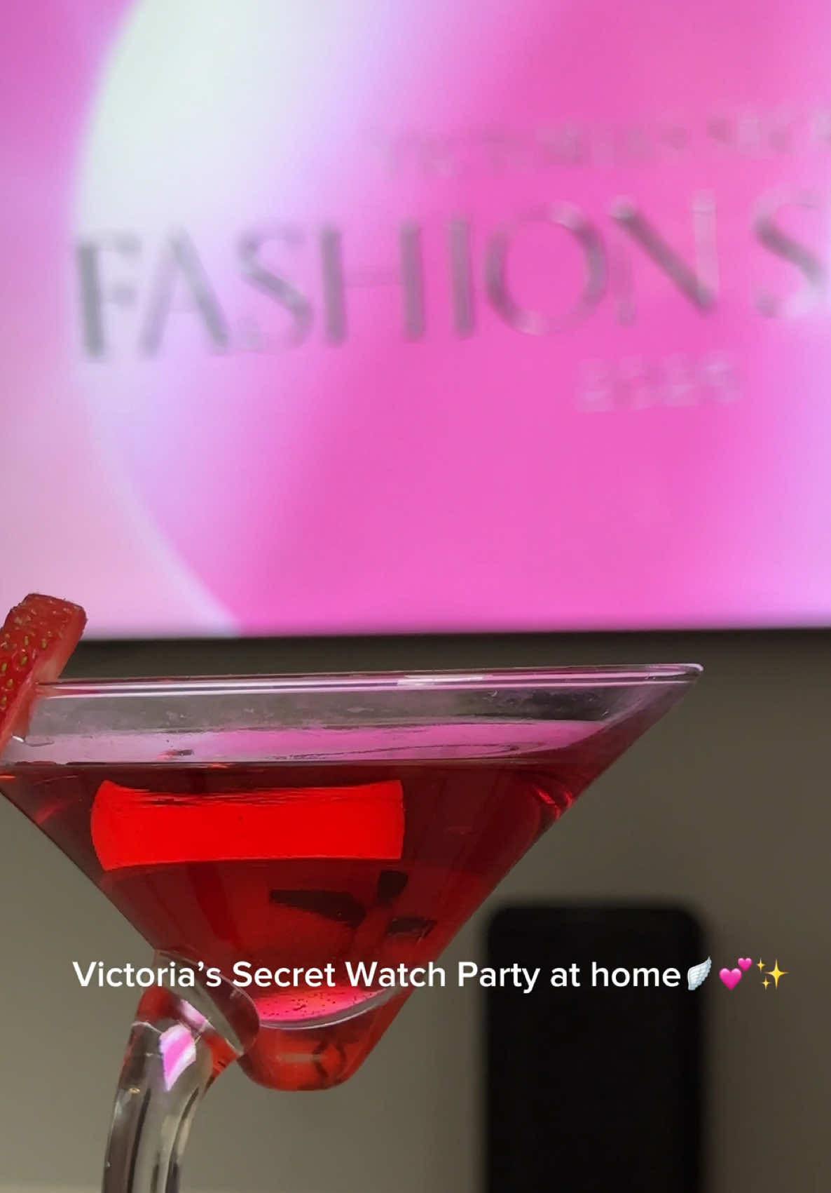 Solo puedo decir que ame este Fashion Show 🪽🩷✨  Manifestando poder ser invitada algún día a uno🤞🏼 @Victoria’s Secret @VSPINK #VSFashionShow #VSpartner