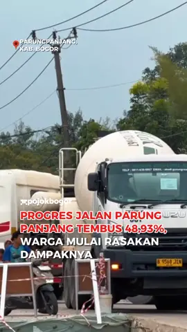 Pemerintah Provinsi Jawa Barat terus mempercepat pembangunan infrastruktur di wilayah barat Kabupaten Bogor. Gubernur Jawa Barat, Dedi Mulyadi, melalui akun Instagram resminya melaporkan progres rekonstruksi Jalan Moch Toha–Bunar, Parungpanjang, telah mencapai 48,93 persen per 12 Oktober 2025. Proyek bernilai Rp59,68 miliar itu mencakup panjang penanganan 5,6 kilometer, dengan berbagai tahapan pekerjaan mulai dari pemadatan agregat, pengukuran theodolit, hingga pengecoran beton FS 45. Selain fokus pada kualitas konstruksi, proyek ini juga memberikan dampak ekonomi dengan menyerap 178 tenaga kerja lokal. Rekonstruksi jalan strategis ini ditargetkan rampung 28 Desember mendatang, dan diharapkan dapat memperlancar mobilitas warga, meningkatkan konektivitas antarwilayah, serta mendorong pertumbuhan ekonomi di kawasan Parungpanjang dan sekitarnya. source video: kangdedimulyadi/tiktok #dedimulyadi #parungpanjang #pojokbogor #beritabogor 