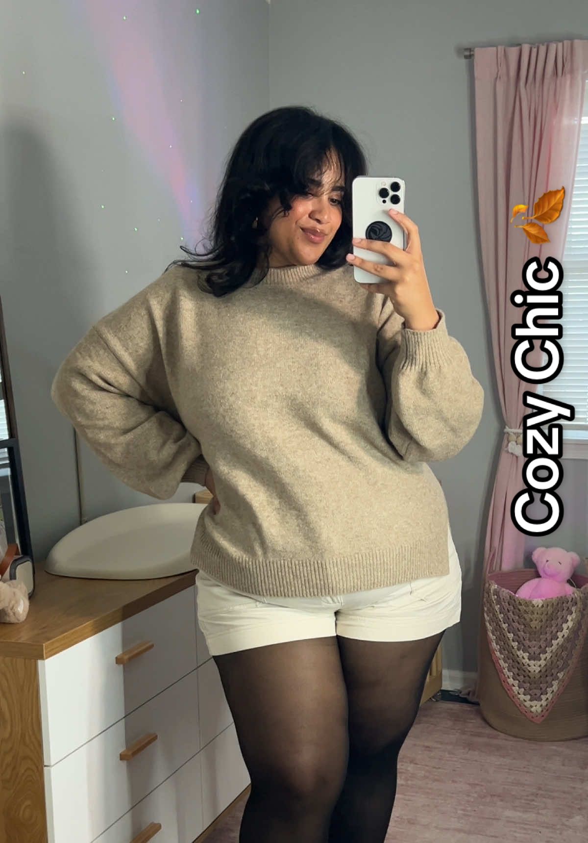 El suéter más cómodo de esta temporada 🍂 Perfecto para combinar con jeans o leggings y lograr ese look cozy + chic #FallFashion #FallOutfitIdeas #CozySweater #WinterFashion #PlusSizeStyle 