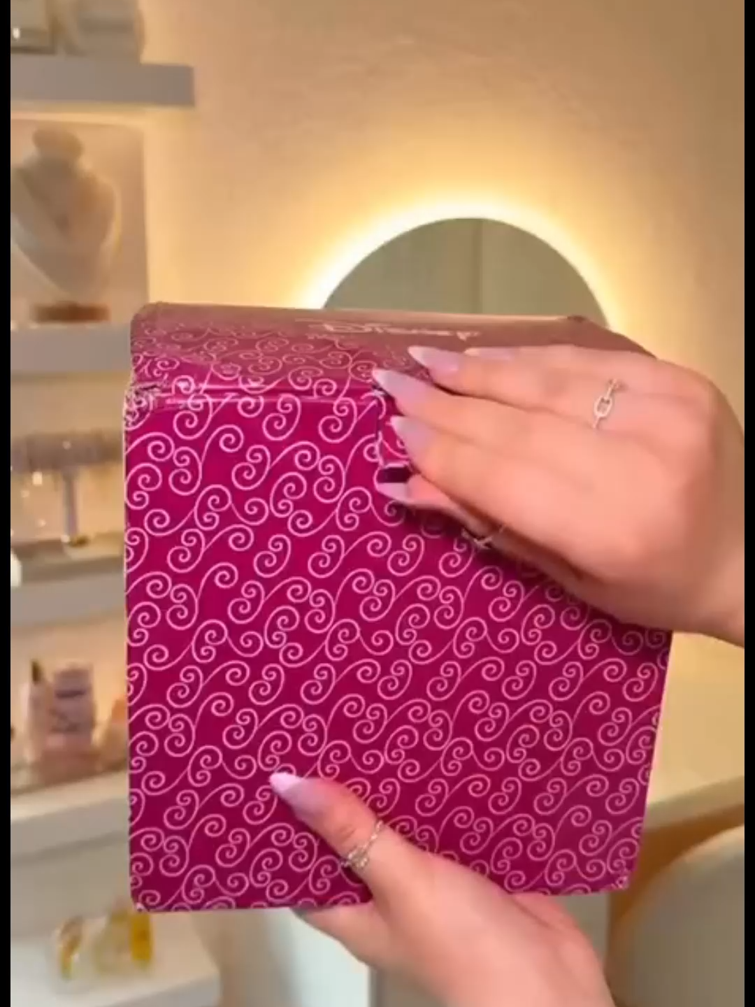 ☕✨ Um toque de magia na sua hora do café! ✨🌹 O Bule e Xícara Madame Samovar – A Bela e a Fera (Disney) é simplesmente encantador! 😍 Feito em porcelana de alta qualidade, ele traz todos os detalhes fofos e delicados do clássico da Disney — perfeito pra quem ama colecionar ou quer deixar a cozinha com um charme digno de conto de fadas. 💛 Com capacidade de 200ml, é ideal pra um chá da tarde especial, presentear alguém querido ou decorar aquele cantinho mágico da sua casa. ✨ 👉 Corre pro link da bio pra garantir o seu 🔗 🌐 collshp.com/gueds_store #GuedsStore #AchadinhosDaShopee #DisneyLovers #MadameSamovar #ABelaEAfera #Porcelana #DecorDisney #AchadinhosOnline