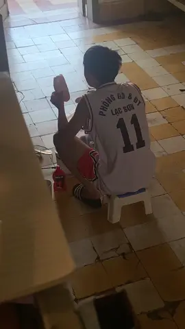 Đang ăn thì ngứa 🐧#ktx #hust #306b10