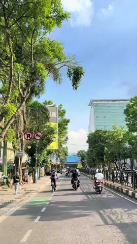 Jalan sore di Bandung nggak pernah bosen udara, pemandangan, semuanya pas! Ke mana lagi ya enaknya? #jalanbandung #jelajahbandung #romantizeyourlife #bandungexplore #bandungstreetculture 