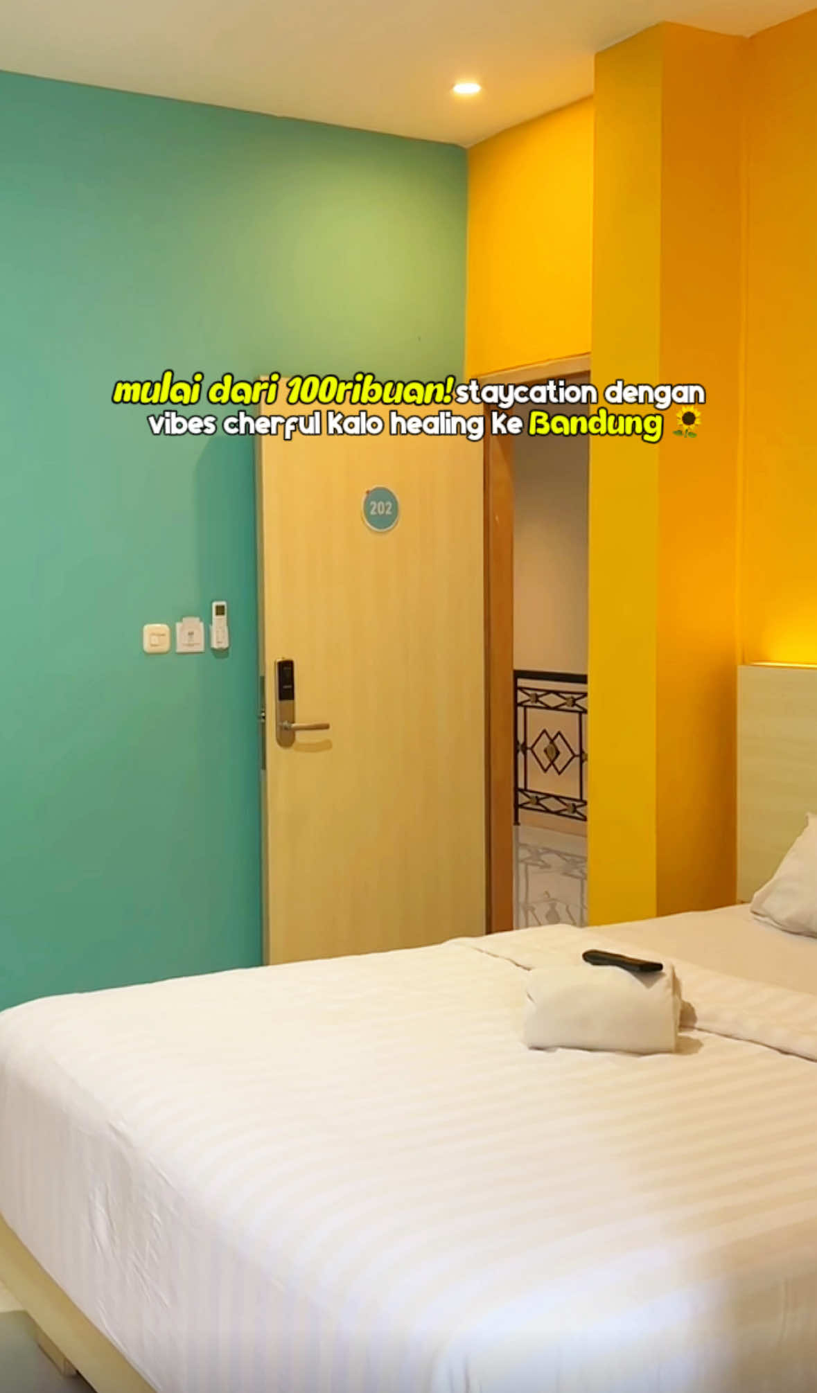 Hotel dengan value for money banget buat staycation ceria tanpa bikin dompet nangis! Booking lewat Aplikasi RedDoorz, jangan lupa pake promo ini “YUKNGINEP” biar makin hemat!🤩 Udah murah, estetik, dan bikin stay kamu di Bandung makin seru nih 💖 #RedTravelers #SansHotel #SansPeeps  #StayHappyStaySans #SansFamilyHotel #BandungVibes 