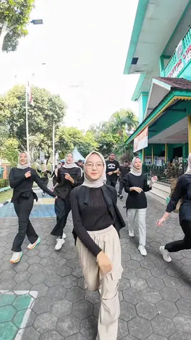 Siapa yang TER TABOLA BALE???  Keren banget 🔥💃🏻🕺🏻 Kali ini, jajaran @kembangan.selatan bersama warga pengurus rt rw pkk dkk menari tabola bale. Terima kasih kekompakannya 😇🫰🏼❤️ Btw tks kaka @siletopenup kaka pu lagu, tra kosong memang 🔥🔥 Ada yg lihat saya?? Please jgn liat saya 😂🫣 #callofdutydanang #kotajakartabarat  #kembanganselatan #tabolabaledance 