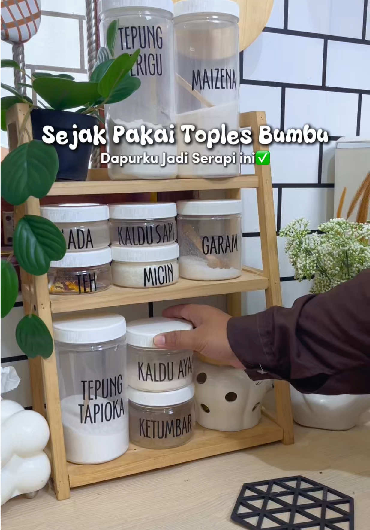 Membalas @michella biar bumbu dapur gak berantakan, pakai toples bumbu ajah #toplesbumbu #wadahbumbu #toples #rakkayu #dapurestetik 