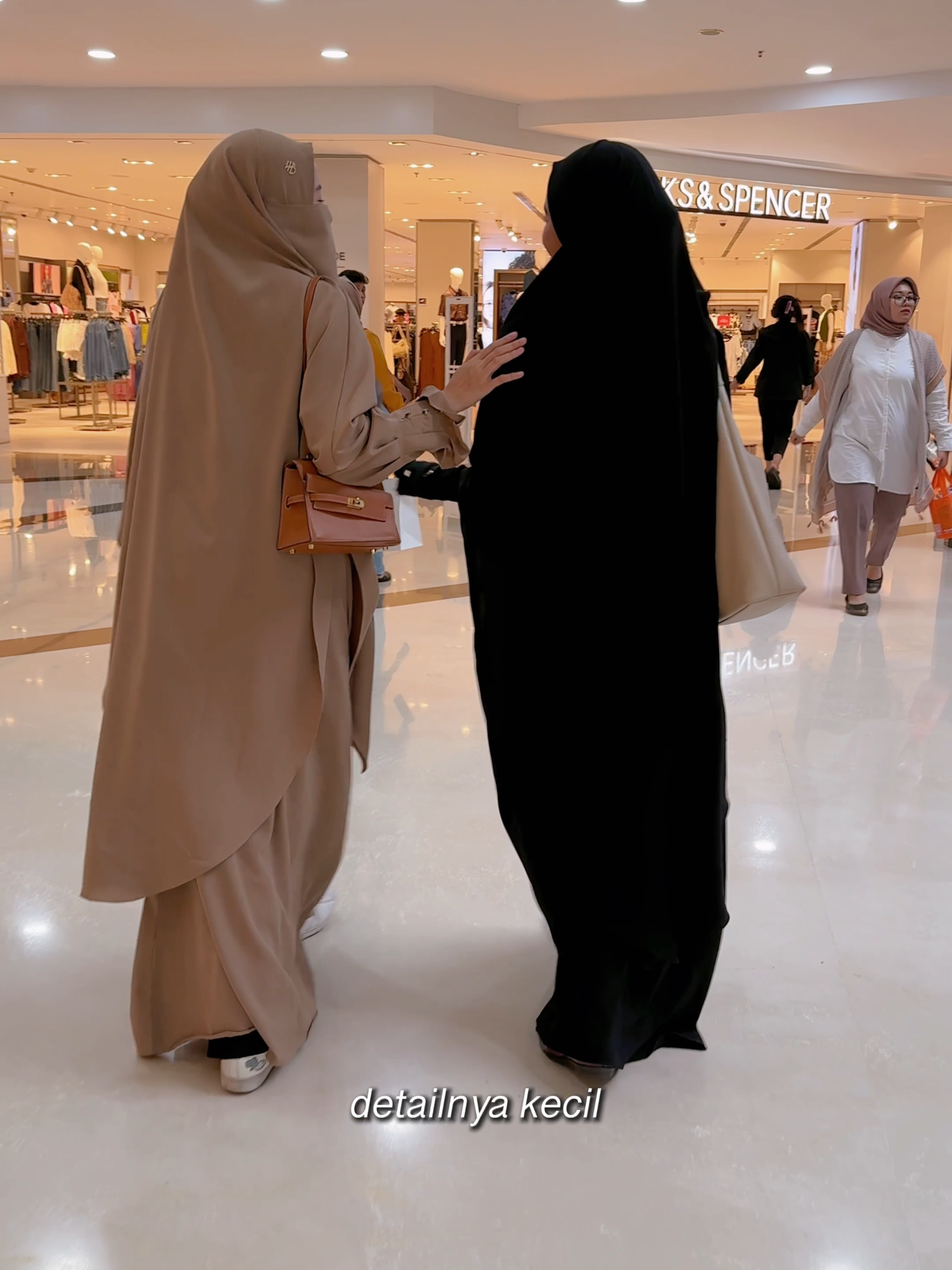 Ladylin, let’s meet offline! 💕 Hijaberlin is joining Metro Modest Fashion Week 2025 at Margo City. Come explore our latest Umrah essentials and special offers just for you! #Hijaberlin#MetroModestFashionWeek2025 #MargoCityDepok #EventHijaberlin #HijaberlinBooth #PerlengkapanUmroh #FashionMuslimah#BelanjaHijaberlin#TemukanHijaberlin #EventIndonesia