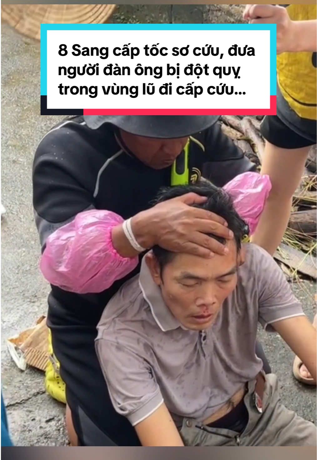 8 Sang cấp tốc sơ cứu, đưa người đàn ông bị đột quỵ trong vùng lũ đi cấp cứu… #8Sang #8SangBDS #BaoLuMienBac #hoithiennguyenbds #dotquy 