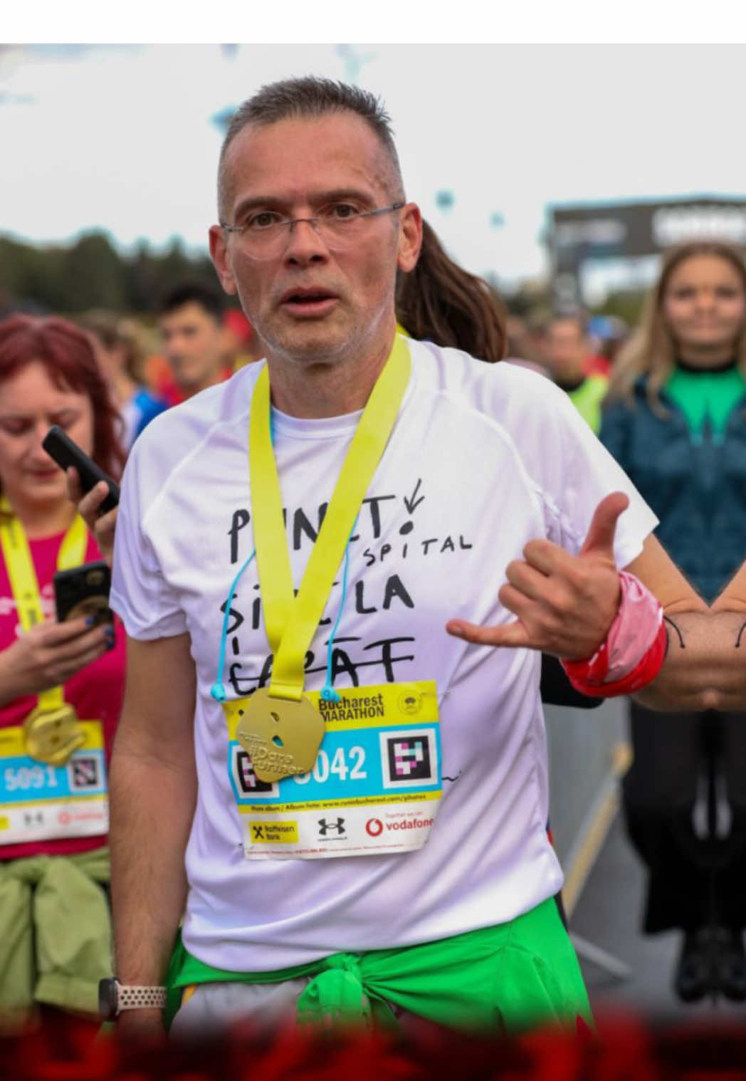 Când alergi pentru o cauză nobilă și ești mândru de asta.😅🤙 #daruiesteviata #alergpanalacampus #noi #bucharestmarathon #adelinpetrisor @daruiesteviata 