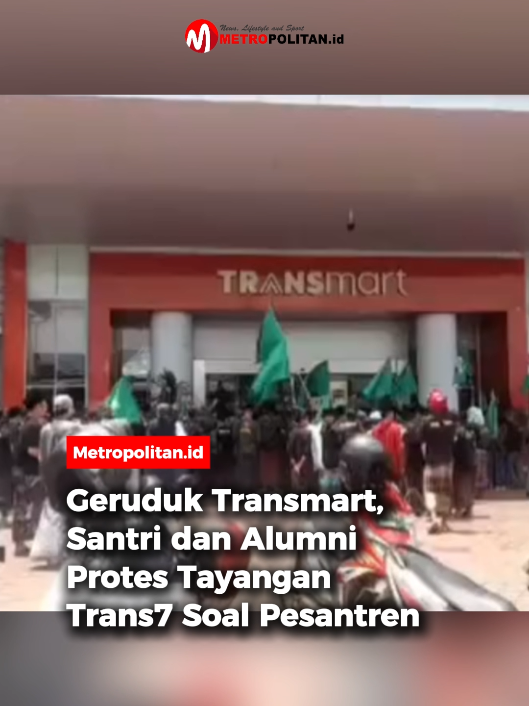 Puluhan santri dan alumni pondok pesantren menggelar aksi di depan Transmart Jember pada Kamis (16/10/2025).  Mereka memprotes tayangan “Xpose Uncensored” di Trans7 yang dinilai melecehkan martabat kiai dan Pesantren Lirboyo, Kediri. Koordinator aksi menjelaskan, Transmart dipilih sebagai lokasi demo karena masih satu grup dengan Trans7.  Massa menuntut permintaan maaf terbuka selama tujuh hari berturut-turut serta penghentian konten yang dinilai melecehkan pesantren. Meski Trans7 telah meminta maaf secara resmi, para santri menilai langkah itu belum cukup dan mendesak adanya perubahan kebijakan dalam produksi konten keagamaan. 🎥: Istimewa #metropolitanid #bacametropolitan #transmartjember #demotayangantrans7 #aksiprotes #tayanganxposeuncensored
