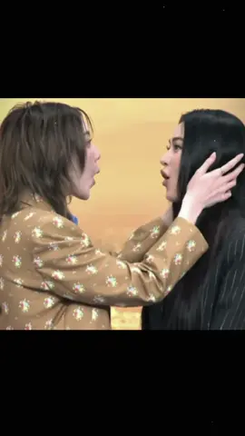 N'Orm Kornnaphat 😳😳?  P’ Ling: “Bọn mình làm việc đến khuya nhưng vẫn ở cùng nhau ạ.” P’ Ling: “Bọn mình làm việc đến khuya nhưng vẫn ở cùng nhau ạ.” P’ Ling: “Bọn mình làm việc đến khuya nhưng vẫn ở cùng nhau ạ.” ❌❌❌Xem lại mấy đoạn trước thì là Miu nói mời Lena đến nhà qua đêm, trong phòng còn trang trí đầy hoa để đón :))❌❌ ✔️✔️✔️✔️Rồi Ling và Orm bắt đầu nói chuyện: Ling : Hoa là em tặng bó to lắm luôn. Orm: To hơn cả P’Tawan nữa! P’Ling ôm hoa như vầy nè, còn phải uống thuốc chống dị ứng để mang hoa đến cho em. Chị ấy còn phóng xe máy đến gặp em nữa. Thế là mới có câu “nước mắt hòa tình bạn”. Em học ở đại học Prasarnmit (Prasarnmit University), hôm đó kẹt xe 2 tiếng. Em có nói với Aom rằng “chắc hôm đó P’Ling sẽ không đến được đâu”. Ai ngờ cuối cùng chị ấy lại xuất hiện sau cùng  ✔️✔️✔️✔️Chấn độnggg dị chồnggg yêu quá là giỏiii 💅🏻👧🏻🤏🏻🤏🏻 @Lingling Kwong @ออมออมเอง:^D #linglingkwong #Ormkornnaphat #tiktokviral #FLOP #trend 