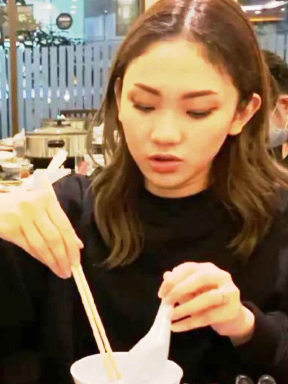 kelau lu keseharian kaya gini, lu mau selingkuh juga gak bakalan terlalu rame. yg bikin rame apa keseharian lu yg diliat banyak orang itu lu wanita baik baik menutup aurat terlihat solehah nyatanya solehot, udah punya laki anak udah 3 masih kecil kecil. jul jul gak habis pikir sama kelakuan Gila lu #daehoonjulia #juleselingkuh #juliaprastini #selingkuhviral #jule 