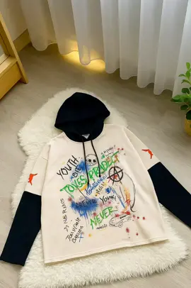 Gaya santai tapi tetap standout! 🖤 Hoodie grafiti unik ini siap bikin look kamu makin keren dan beda dari yang lain. #HoodieKeren #StyleAnakMuda #OOTD #Streetwear #FashionKekinian   