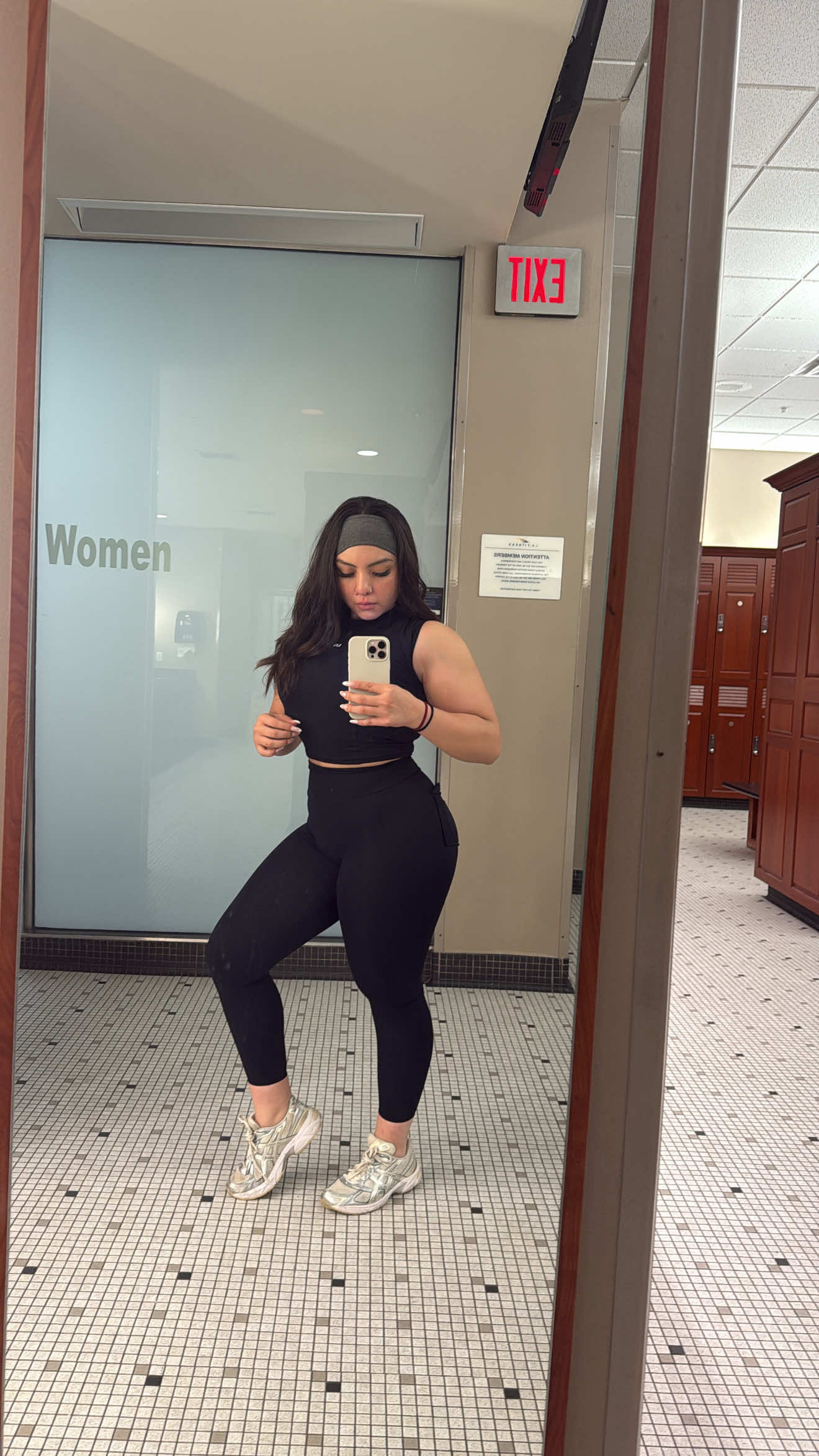 Me, squats & scoliosis don’t go together #legday #scoliosis #relatable #fy #latinaswholift 