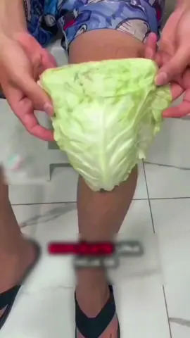 #creatorsearchinsights  🥬 می‌دونستی یه برگ کلم ساده می‌تونه در،،د زانو، آرنج یا مچتو آروم کنه؟ این روش قدیمی و طبیعی، التهاب رو کم می‌کنه، گردش خون رو بهتر می‌کنه و تورم رو پایین میاره. خیلی‌ها با همین ترفند راحت‌تر شدن، حتی مامان‌بزرگ من که همیشه از زانو درد رنج می‌برد 💚 👈 تو هم امتحان کن و نتیجه‌اشو ببین. این پست رو ذخیره کن که یادت نره، و برای کسی که در،،د مفصل داره بفرست. برای درمان ریشه‌ای در،،د مفصل و زانو، عدد ( ۶ ) رو برام بفرست 📩