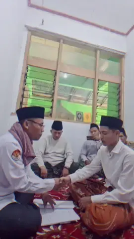 👩🏻‍❤️‍👨🏻🤝