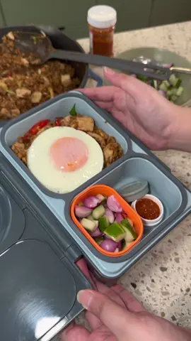 Bikin bekal favorit suamiku, Nasi Goreng ala Brand S!🤤 Siapin dessert-nya juga, Mango Sago yang sueger banget. Bikinnya sat set karena pake Pudding Nutrijell! #idebekal #bekalsuami #PuddingNutrijell #PuddingBites