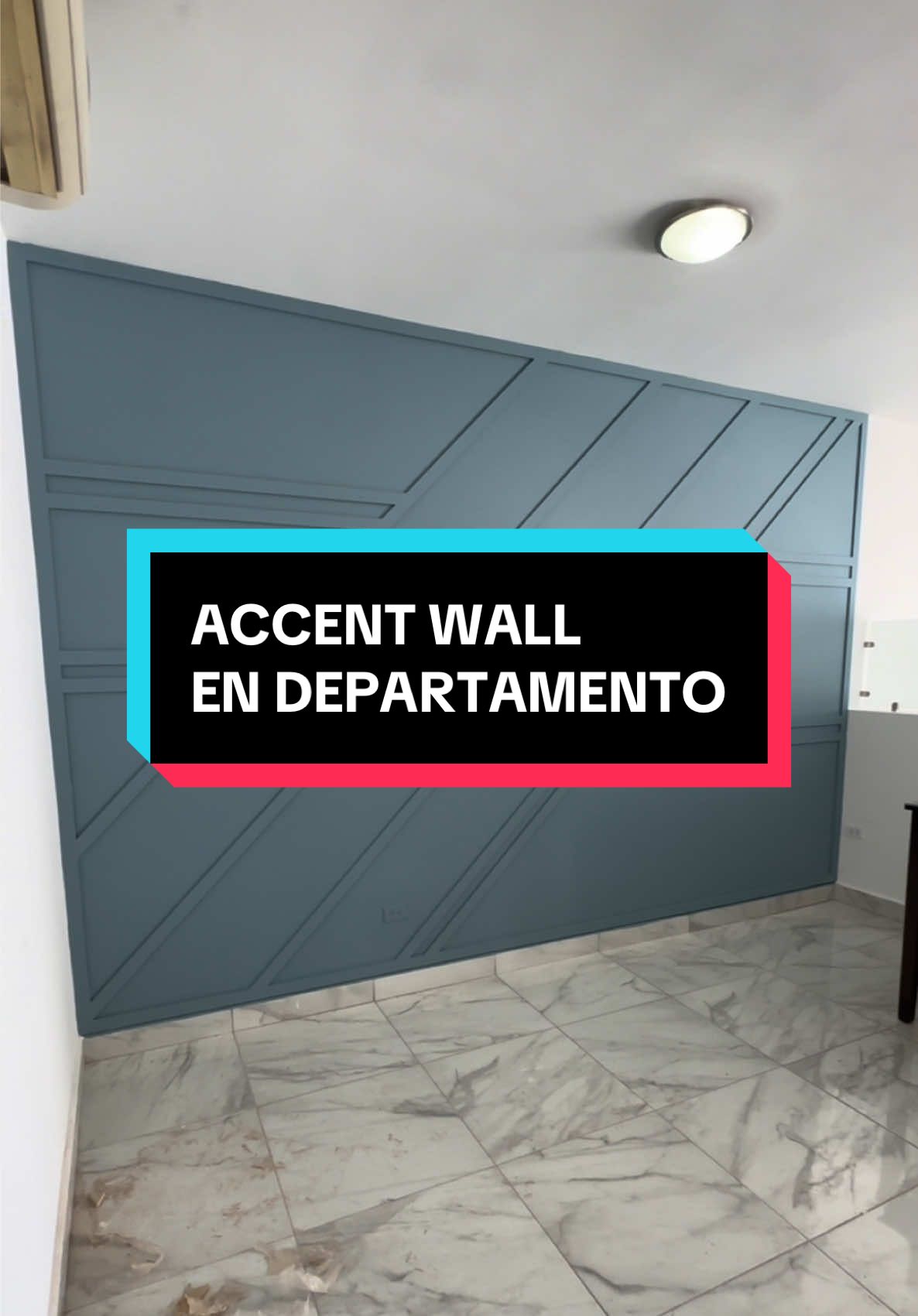 Este departamento cambió radicalmente con una Accent Wall 👊🏼 Nuevo look para el área social 👍🏼 #moldurasdecorativas #decoraciondeinteriores #interiorismo #interiordesign #woodwork     