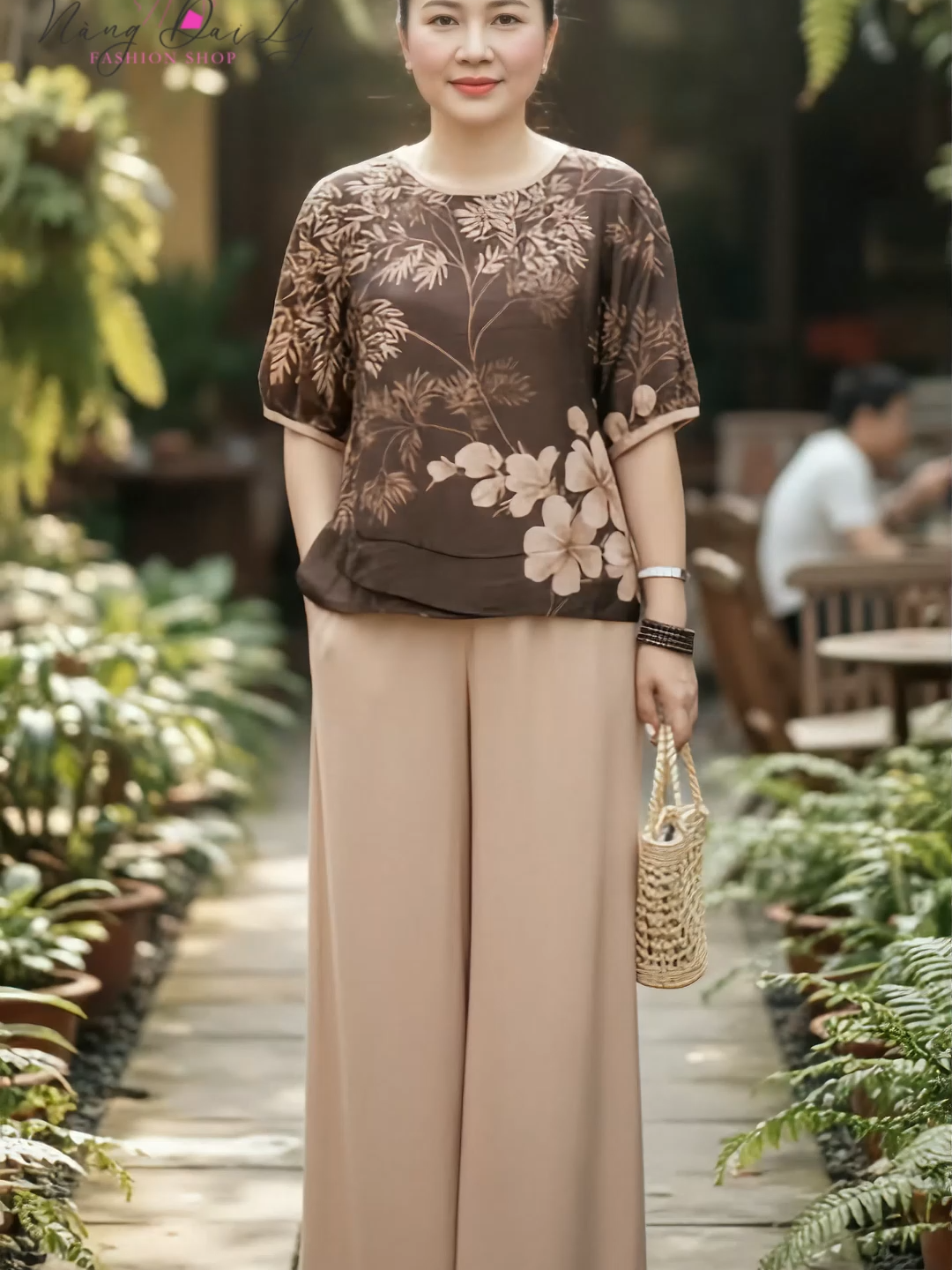 💖 “Bộ lụa này đúng kiểu ‘đẹp mà mát’, mặc từ sáng tới tối không nhăn, không bí – nhìn sang cực!” 🌸 “Phụ nữ U40+ mà biết bộ này sớm thì tiết kiệm cả tủ đồ luôn 🪶 vừa tôn dáng, vừa giấu bụng khéo.”#nangdaily #botrungnien #thoitrangnu #quatangme #thoitrangtrungnien #bodotrungnien #quatangmechong #bolua #BoLuaCaoCap #vailua #luangoctrai