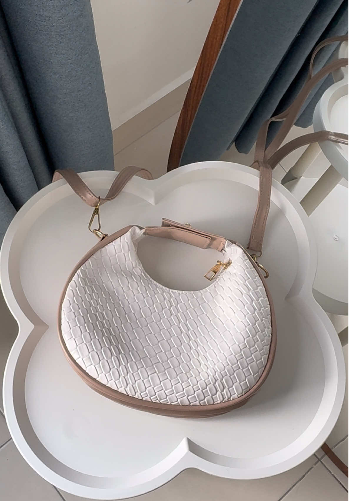 Berbaloi grab beg ni. Pakai utk ootd lawa dooh dooh ❤️✨ #wovenbag #begwanita #bag #bags #begcantik 