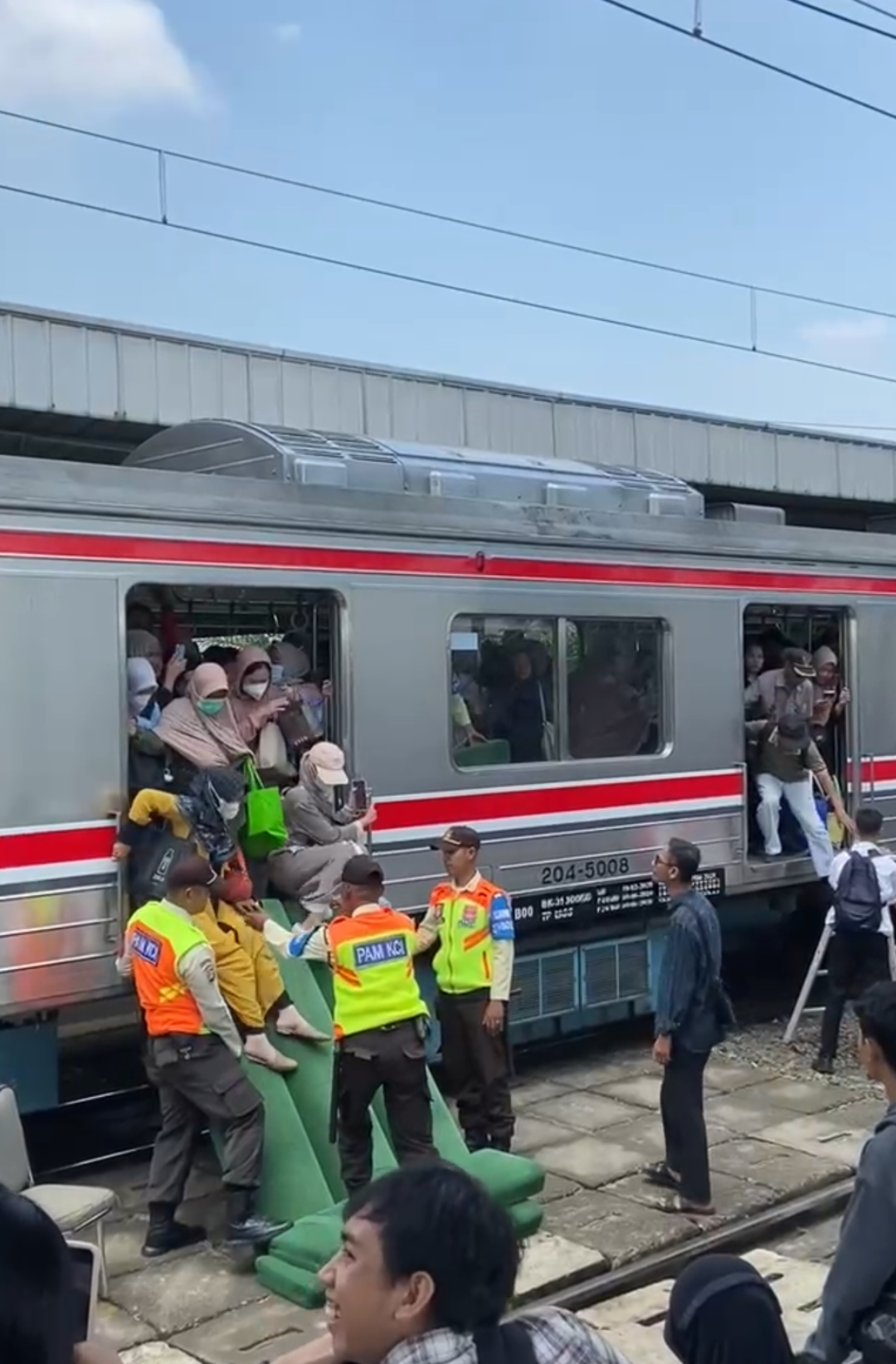 Mendadak jadi playground, ada kerusakan rangkaian rel arah stasiun cilejit  #commuterline #KAI #stasiundaru #stasiuncilejit