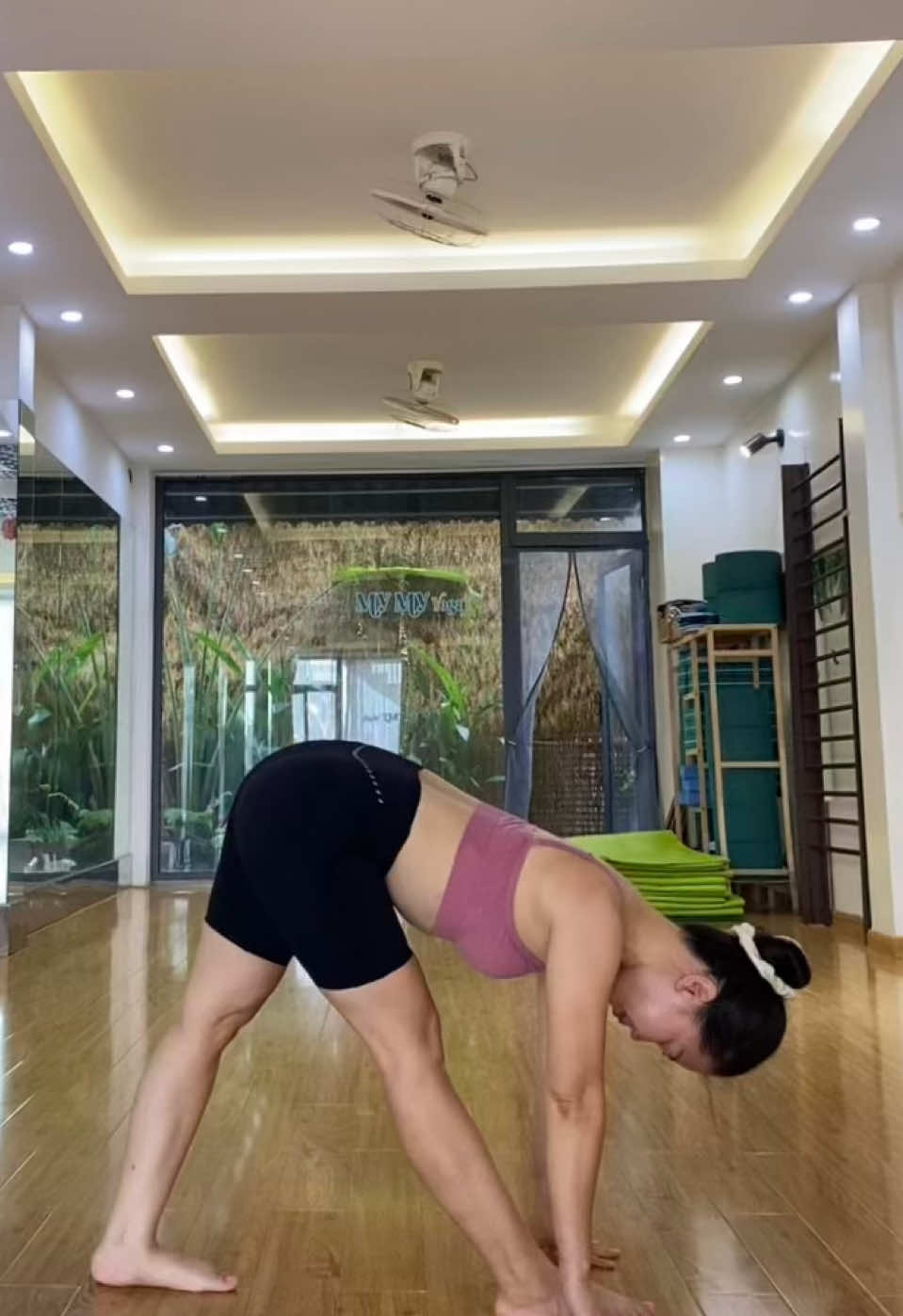 Xoạc dọc trên không trong yoga mang lại nhiều lợi ích khác cho cơ thể: cải thiện sự dẻo dai, linh hoạt, tăng cường sức mạnh và sức khỏe cho đôi chân (đùi, gối, mắt cá chân, hông) và các cơ bắp. Nó cũng giúp tăng cường tuần hoàn máu, cải thiện khả năng giữ thăng bằng, và có thể giảm căng thẳng, cải thiện sự tập trung và trí nhớ.  Love, Huyền Nga #yoga #huyenngayoga #yogawithnga #foryoupage❤️❤️ 