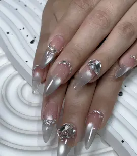 Ô kìa đã yêu đâu trái tim say yes mà lí trí lại say NO 😉#huyenngocnail 