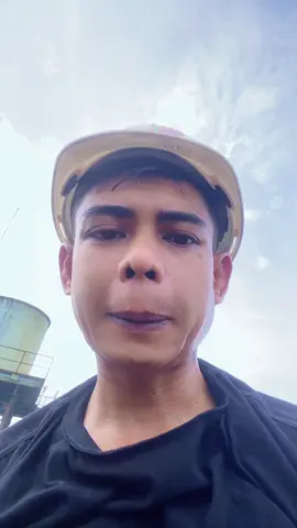 Setelah semuanya selesai aku kembali lagi ke dunia ku dulu, duniaku sebelum ada kamu, setelah berakhirnya kita, aku kembali melanjut kan mimpi ku yang tertunda tapi aku sadar kalau banyak hal yang sudah kehilangan maknanya. Kadang aku masih berfikir apakah kita secepat ini untuk saling melepas?, apakah aku harus mengenal orang baru?, apakah aku harus menjelaskan abcd tentang diriku?.semua itu masih menjadi pertanyaan ketika aku dan kamu benar benar memilih jalanya masing masing. Perpisahan kita mengubah banyak pandangan ku tentang cinta, aku kehabisan energi untuk kembali percaya sama orang yang aku temui setelah kamu nantinya kamu engga pernah tau seberapa berusaha apa aku buat ngelanjut tin hidup tanpa kamu, kamu juga gakakan pernah tau gimana hari hari aku tanpa kamu.mungkun kalau aku menceritakan semuanya tidak akan selesai. Karena aku sendiri gaktau caranya berusaha tanpa kamu. Tapi setelah itu aku mulai membiasakan diri karena aku tau gak semua hal bisa dipaksakan, salah satunya itu kita mungkin kamu bisa tanpa aku, tapi aku belum tentu bisa tanpa kamu.#GalauBerutal#galaustory#SadVibes#ruanggala
