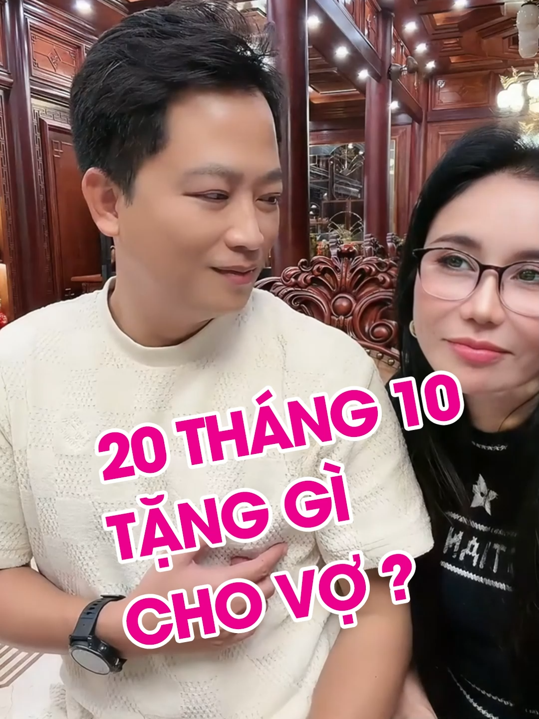 Mailisa hì, hôm livestream chung với ông xã Hoàng Kim Khánh, có bạn hỏi: “20/10 này anh Khánh tặng gì cho chị Mai vậy? Hay là tặng siêu xe đi anh?” Anh Khánh nghe xong cảm ơn lia lịa, mặt tươi như hoa – chắc mừng lắm, vì đang bí ý tưởng quà cho vợ, mà được mọi người gợi ý vậy là “sáng đèn” liền. Cộng đồng mạng đúng là hiểu anh Khánh ghê, vừa khéo gợi ý quà, vừa giúp ảnh có thêm “lý do hợp lý” để thỏa niềm đam mê siêu xe. Chứ nói thật nha, siêu xe thì anh xã tặng vợ, nhưng xe nào “tặng em” là toàn… anh lái, còn Mai chỉ được ngồi sau lưng anh. Nhớ sinh nhật vừa rồi của anh, Mai tặng cây bút trị giá gần 400 triệu – ai ngờ anh Khánh dùng luôn cây bút đó để ký hợp đồng mua chiếc Ferrari hơn 40 tỷ tặng lại cho vợ! Thôi thì… ông xã Hoàng Kim Khánh đam mê siêu xe, còn Mai thì yêu anh nên yêu luôn những gì anh thích!!! #mailisagroup #mailisa #tmvmailisa #hoangkimkhanh #khanhmailisa #foryou #fyp#vochongmailisa