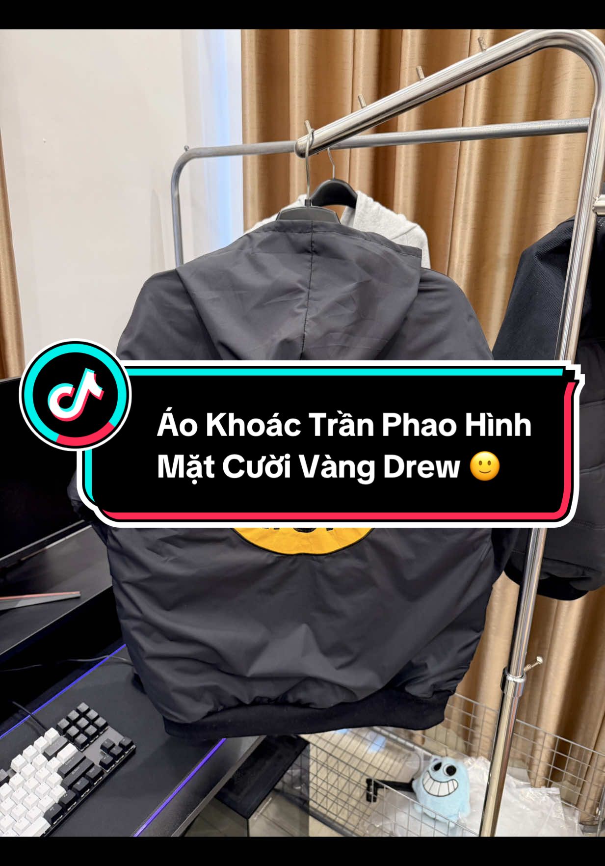 Về Thêm Siêu Phẩm Áo Khoác Trần Phao Hình Mặt Cười Drew Màu Vàng Hot 2025 🙂 . Đủ size M L XL Cho Anh Em Đặt Sớm Nhất Cho Đợt Không Khí Lạnh 🥶☃️ . Anh Em Mua Hàng Ấn Vào Giỏ Hàng TikTok Em Nhé 🛍️🛒#aokhoacdrew#aokhoacphaodrew#drew#aokhoacmatcuoi#hot  