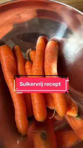Wortel koekjes/ crackers Hoe ik dit moet noemen weet ik eigenlijk niet 🤭 het heeft meer een cake structuur👌   Ik heb 200 gram wortels met 50 gram gesmolten roomboter en 200 gram bloem gebruikt, ik vond het nog wel te plakkerig dus heb bij het rollen nog extra bloem gebruikt! ❤️ Daarna nog 12 min op 180 graden in de oven ♨️  #kidsproofrecepren #wortelkoekjes #gezonderecepten #fyp #moedersvantiktok 